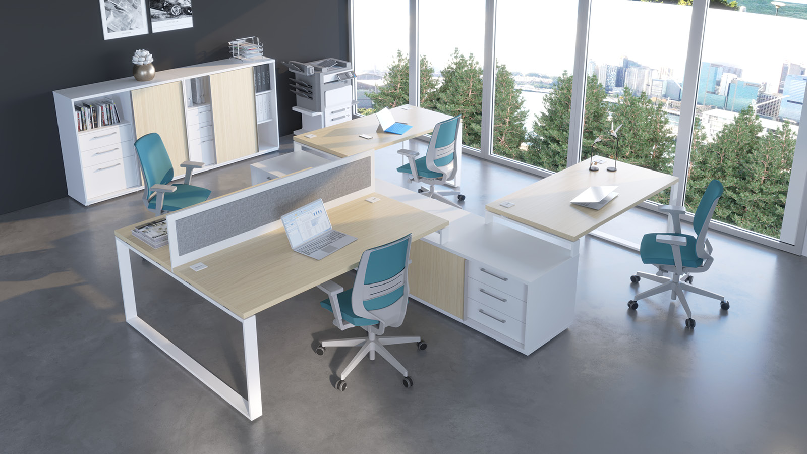Przestronny open space wyposażony w podwójne biurko na komodzie oraz 2 stanowiska jednoosobowe. Całość w kolorze: klon/biały.